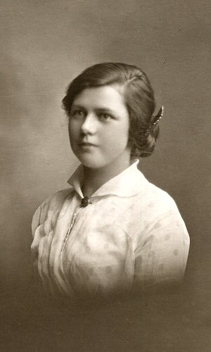 427 - Alec Roberts, Photographer, Piershill Studio, Edinburgh - Order No. 57069