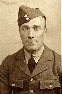 133 Photographer - H. Seaman, Gt Yarmouth (No.8877)